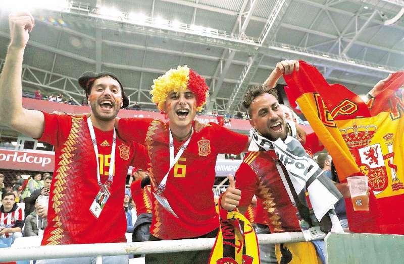 MUN35-19. KALININGRADO (RUSIA), 25/06/2018.- Aficionados espaÒoles, antes del partido EspaÒa-Marruecos, del Grupo B del Mundial de F?tbol de Rusia 2018, en el Estadio de Kaliningrado de Kaliningrado, Rusia, hoy 25 de junio de 2018 (RUSSIA SOCCER FIFA WORLD CUP, Spain, Morocco, Kaliningrad). EFE/Javier Etxezarreta [ATENCIN EDITORES: SÛlo Uso editorial. Prohibido su uso en referencia con entidad comercial alguna. Prohibido su uso en alertas, descargas o mensajerÌa multimedia en mÛviles. Las im·genes deber·n aparecer como fotografÌas congeladas y no podr·n emular la acciÛn del juego mediante secuencias o fotomontajes. Ninguna imagen publicada podr· ser alterada, mediante texto o imagen superpuesta, en el caso de que (a) intencionalmente oculte o elimine el logotipo de un patrocinador o (b) aÒada y/o cubra la identificaciÛn comercial de terceras partes que no estÈ oficialmente asociada con la Copa Mundial de la FIFA.]?????????????????