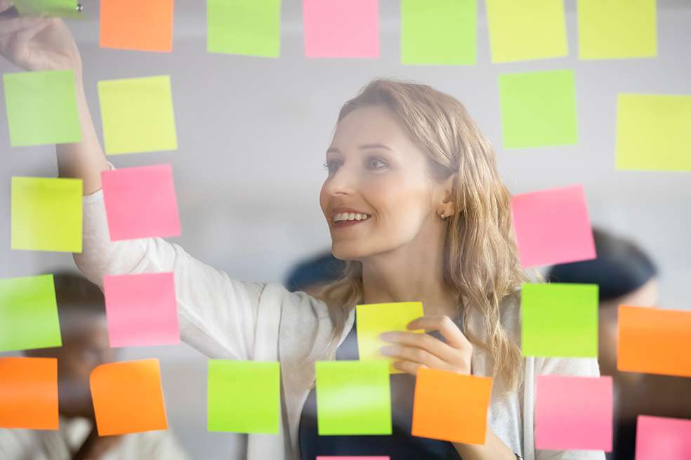 La tendencia vision board ha ganado popularidad en el ámbito del desarrollo personal y la motivación.