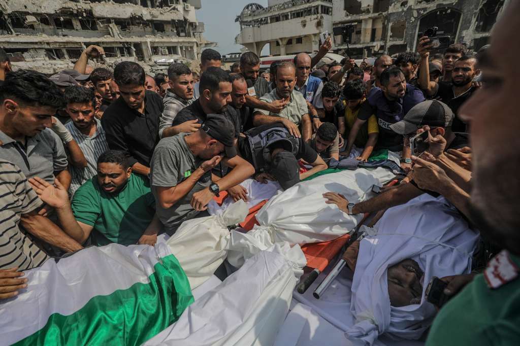 GAZA CITY (---), 11/08/2025.- Palestinians attend the funeral of journalists killed in an Israeli strike, outside Al-Shifa Hospital in Gaza City, 11 August 2025. At least seven people, including five Al Jazeera media team members Anas Al-Sharif, Mohammed Qreiqeh, Ibrahim Zaher, Moamen Aliwa and Mohammed Noufal, were killed in an Israeli strike on their tent outside Gaza's Al-Shifa Hospital late 10 August 2025. The Israel Defense Forces (IDF) claimed direct responsibility for the attack. EFE/EPA/MOHAMMED SABER