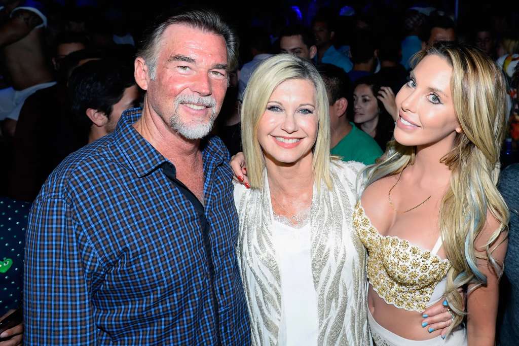 La fallecida actriz Olivia Newton-John junto a su hija Chloe Lattanzi (d), y su esposo, John Easterling.