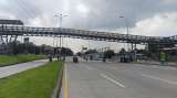 Movilidad: manifestación avanza por la Av. NQS con calle 90 en dirección sur