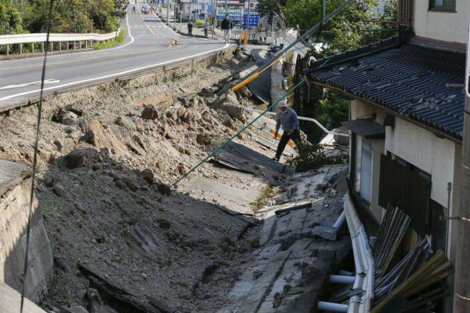 El temblor de Kumamoto tuvo lugar horas después de que otro terremoto de 6,5 grados golpeara la noche del jueves el suroeste del país y dejara al menos nueve muertos y 1.126 heridos. / EFE