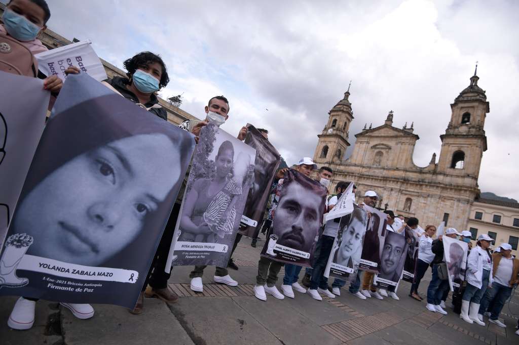Este 7 de marzo, excombatientes de las Farc provenientes de distintas regiones del país convocaron una peregrinación en Bogotá para rechazar los asesinatos y amenazas en su contra. A la fecha, son alrededor de 300 firmantes del Acuerdo de Paz asesinados. Los manifestantes se concentraron en el Planetario Distrital y avanzaron hasta la Plaza de Bolívar.