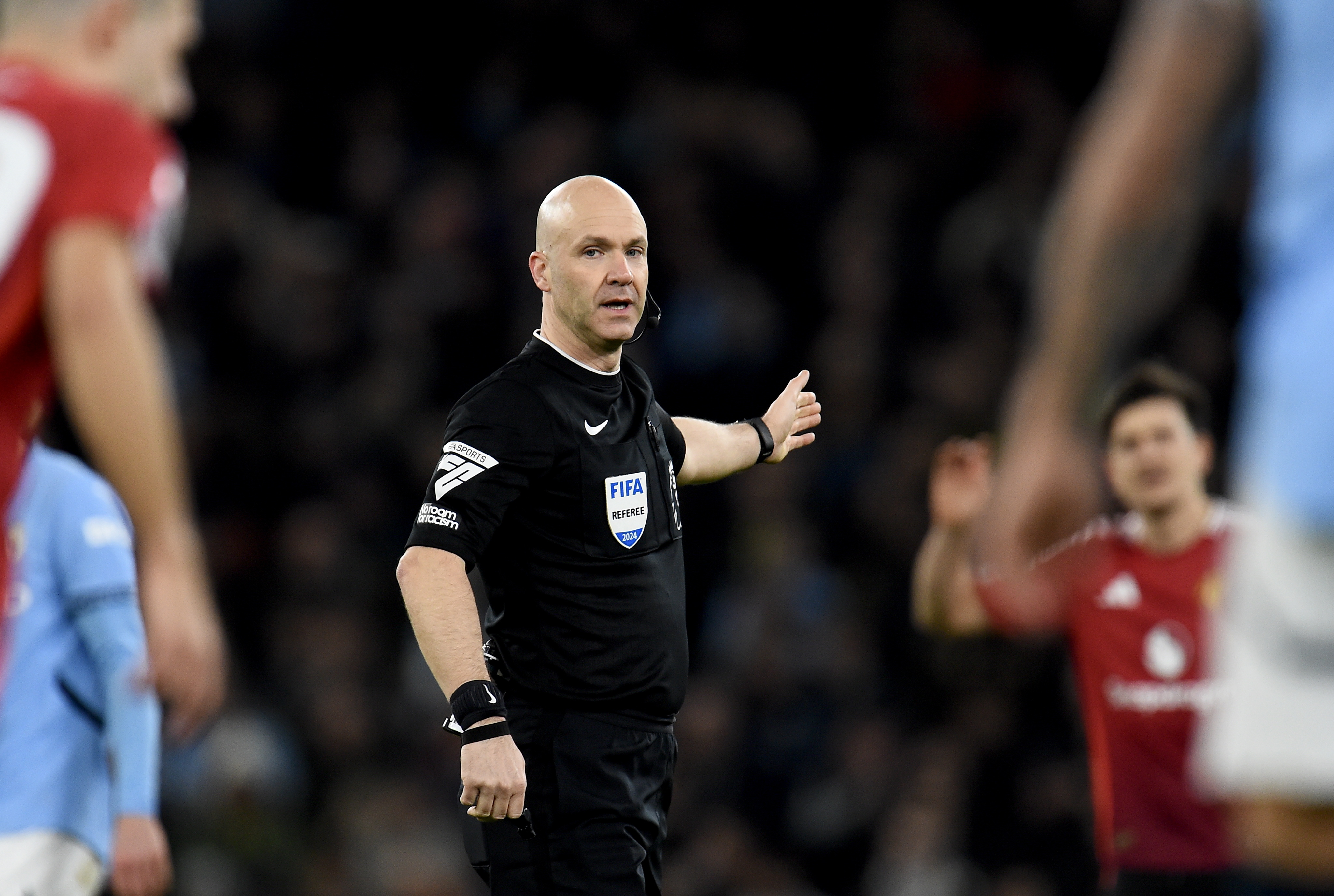 Manchester (United Kingdom), 14/12/2024.- Referee Anthony Taylor reacts during the English Premier League soccer match between Manchester City and Manchester United, in Manchester, Britain, 15 December 2024. (Reino Unido) EFE/EPA/PETER POWELL