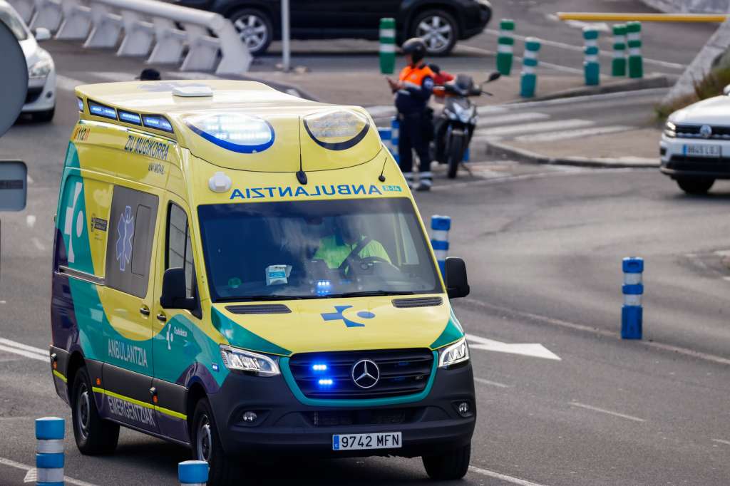 GRAF4263. BILBAO, 21/04/2024.- La ambulancia traslada al enfermo al hospital de Cruces tras llegar al aeropuerto de Bilbao en el avión medicalizado enviado por el Ministerio de Defensa a Tailandia para repatriar a Álex García, ciudadano vasco gravemente enfermo, cuya vida peligra. EFE/Luis Tejido