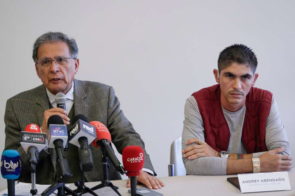 AME8638. BOGOTÁ (COLOMBIA), 18/10/2024.- El jefe negociador del Gobierno colombiano, Camilo González (i) y el delegado de las EMC -FARC EP Andrey Avendaño hablan durante una rueda de prensa este viernes, en Bogotá (Colombia). El Gobierno colombiano y los frentes escindidos del Estado Mayor Central (EMC), la mayor disidencia de las FARC, cerraron este viernes el VI ciclo de diálogos de paz en un periodo en el que esperan que el cese al fuego bilateral extendido por otros seis meses permita avanzar en la participación ciudadana y en las transformaciones en tres zonas priorizadas del país. EFE/ Carlos Ortega