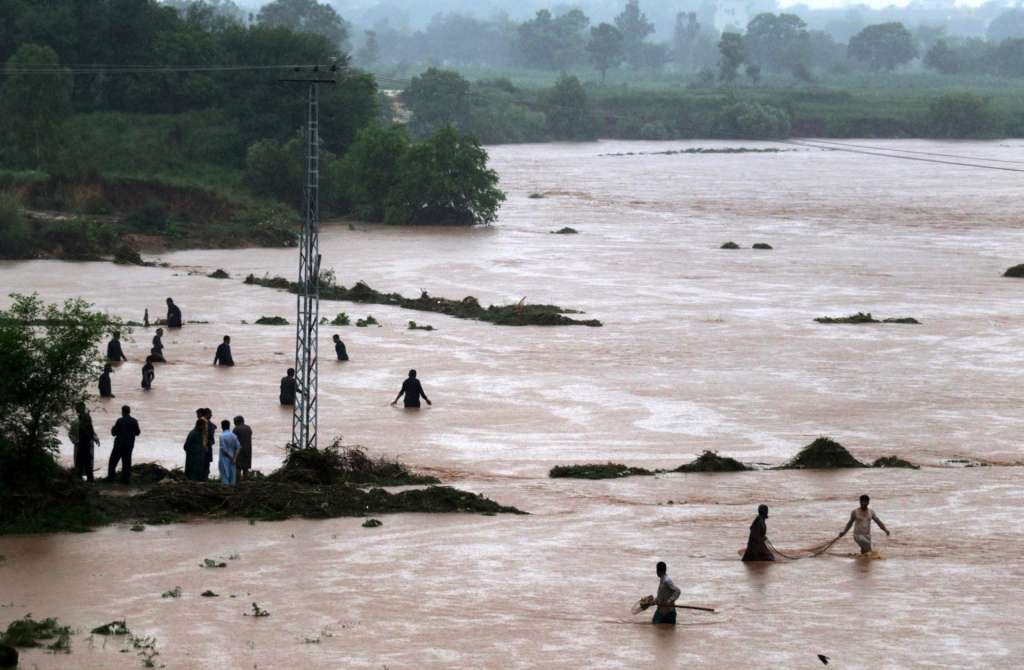 RAWALPINDI (Pakistan), 17/07/2025.- Local people catch fish in the floodwaters during heavy monsoon rains at the Ladian village in Rawalpindi, Pakistan, 17 July 2025. Heavy monsoon rains continue to pound Pakistan, posing risks of flash floods, landslides, and urban flooding across several provinces. (Inundaciones) EFE/EPA/SOHAIL SHAHZAD