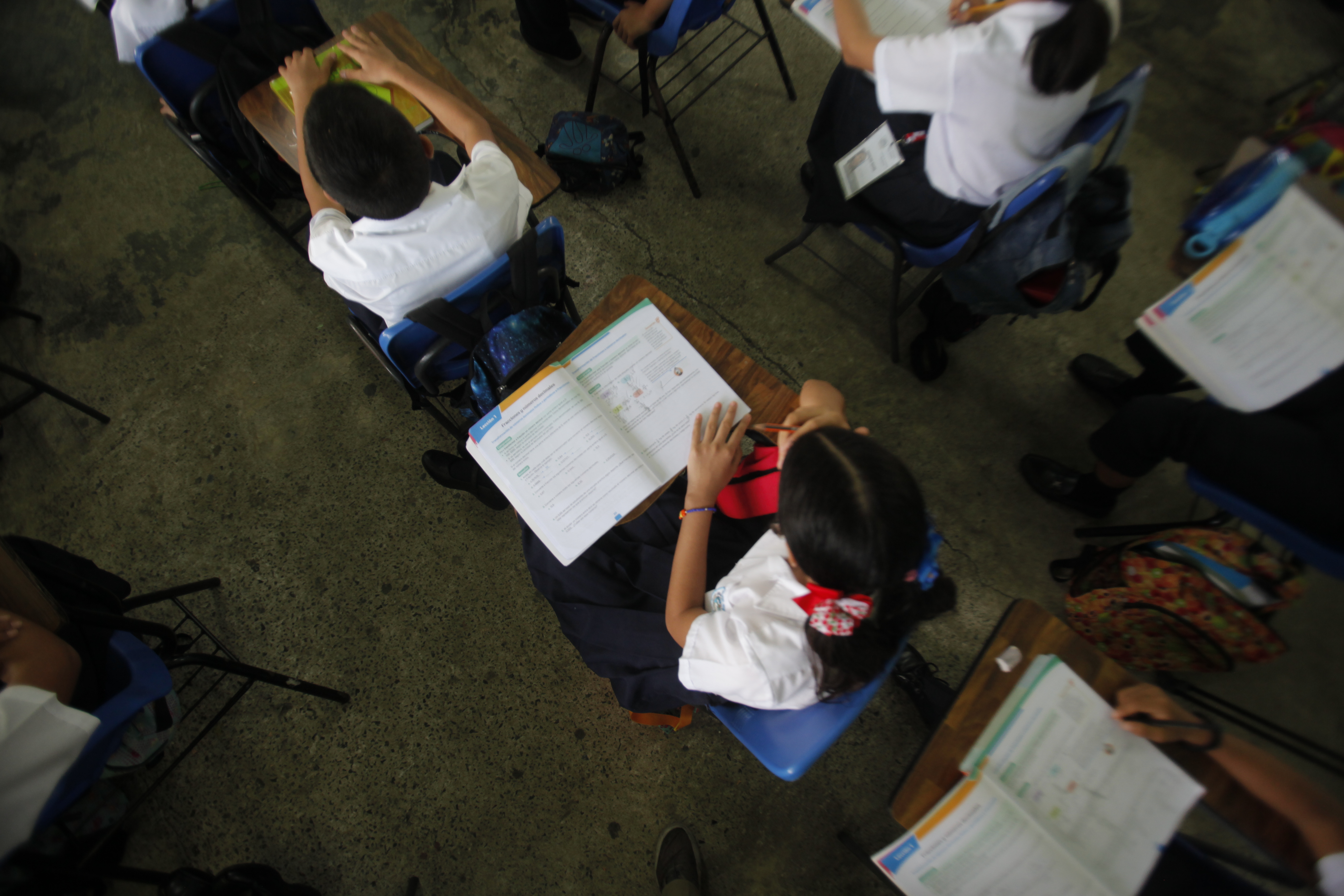 AME5367. CIUDAD DE PANAMÁ (PANAMÁ), 26/07/2022.- Alumnos asisten hoy a clase en la Escuela Los Andes #2, en el distrito de San Miguelito, en Ciudad de Panamá (Panamá). Algunas escuelas en Ciudad de Panamá han vuelto a impartir clases tras casi un mes de protestas en el país, pese aún mantenerse una huelga docente indefinida por los grupos que impulsan las manifestaciones en contra del alto costo de vida y la corrupción. Efe constató que un colegio público capitalino está impartiendo clases a tiempo parcial, ya que algunos profesores regresaron a las aulas mientras que otros continúan en paro. EFE /Carlos Lemos