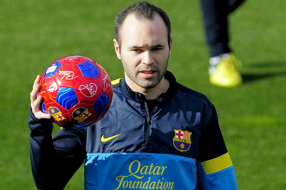 El español Andrés Iniesta, considerado como el Mejor Jugador de la pasada Eurocopa, es candidado también al Balón de Oro 2012. / AFP