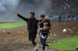 Estampida en estadio de Indonesia: ¿cómo llegamos a esta tragedia?
