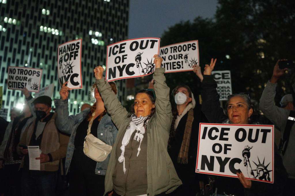 NEW YORK (United States), 23/10/2025.- People protest the presence of United States Immigration and Customs Enforcement (ICE) and other federal officers conducting detainments at Foley Square in New York, New York, USA, 22 October 2025 (issued 23 October 2025). Officers were seen conducting raids on Canal Street in New York, on 21 October. (Protestas, Estados Unidos, Nueva York) EFE/EPA/OLGA FEDOROVA
