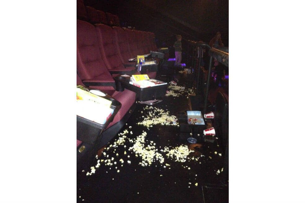 Las salas de cine, donde los futuros vándalos están siendo formateados para que sepan que siempre habrá un desgraciado que por cuenta de no tener educación u oportunidades estará pendiente de limpiar su grosería. / Cortesía