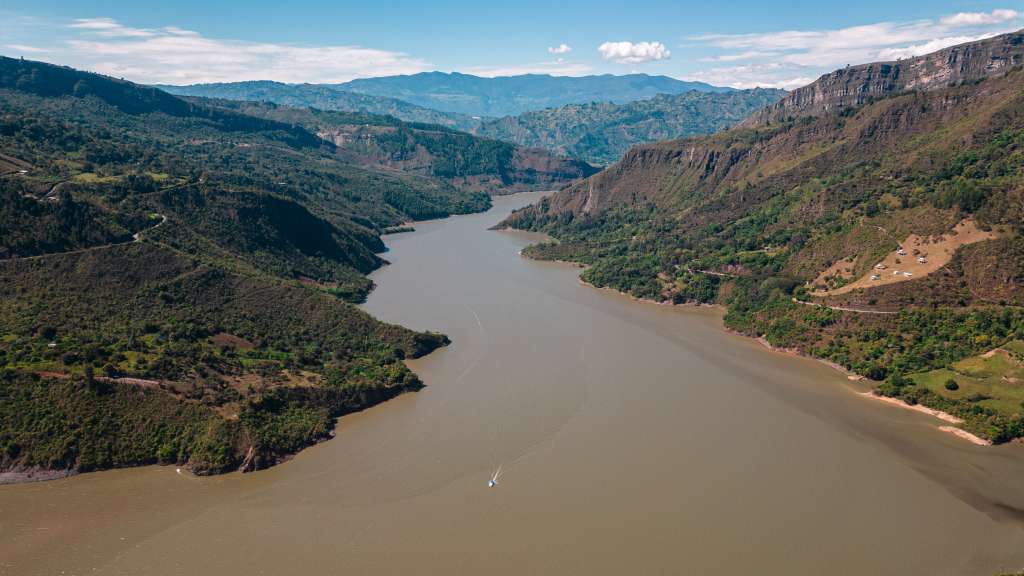 El río Batá surte al Embalse La Esmeralda, que posteriormente es utilizado para la Central Hidroeléctrica Chivor.