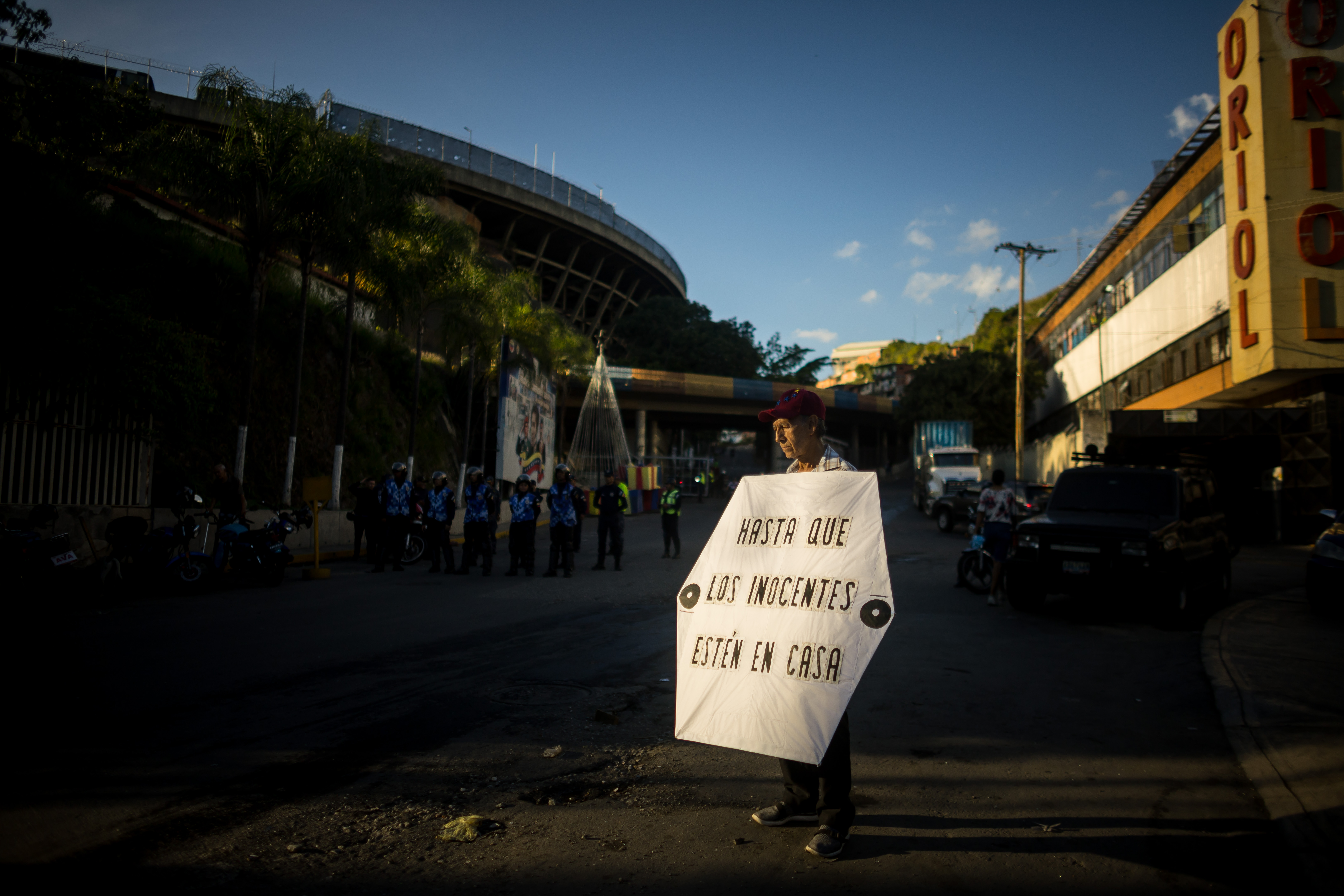 AME1523. CARACAS (VENEZUELA), 27/11/2024.- Un hombre sostiene un cartel durante una manifestación este miércoles en las inmediaciones de El Helicoide, exigiendo libertad para los presos políticos, en Caracas (Venezuela). Un grupo de familiares de los considerados "presos políticos" en Venezuela protestó este miércoles en Caracas para exigir su "inmediata" liberación, así como un "trato digno" para estas personas "injustamente" detenidas, la gran mayoría luego de las elecciones presidenciales del pasado 28 de julio. EFE/ Miguel Gutiérrez