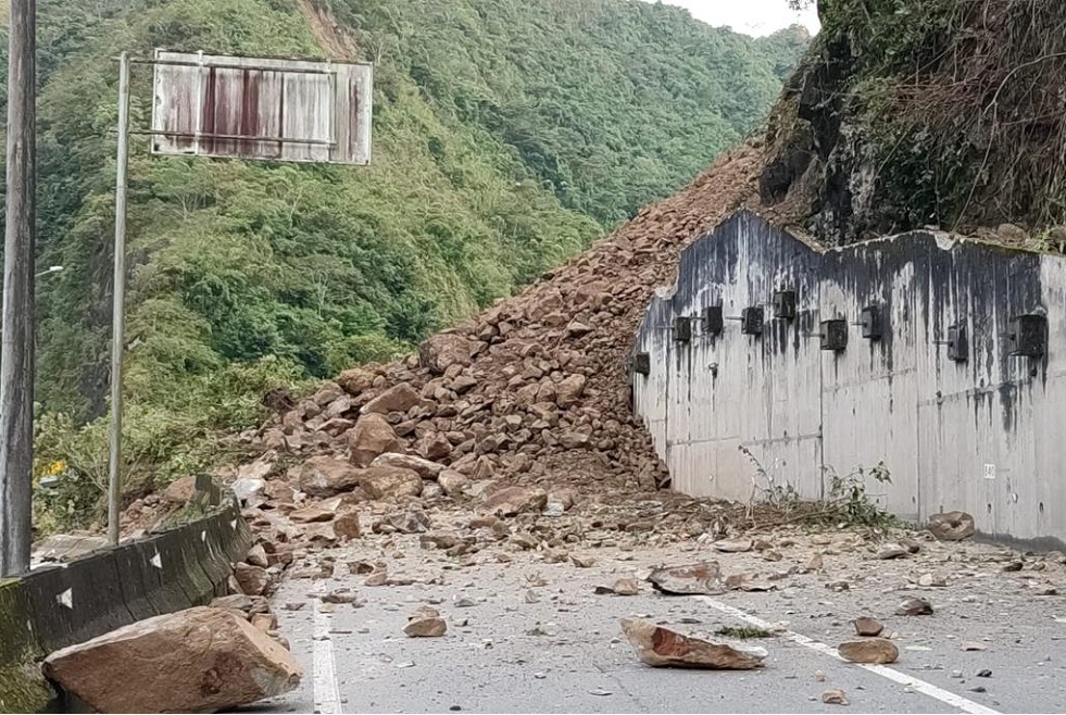 Derrumbe en la vía al Llano.