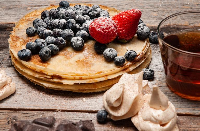Así se preparan los pancakes veganos de arándanos y limón
