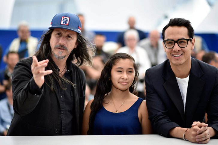 El director colombiano José Luis Rugeles junto a los actores Karen Torres y Carlos Clavijo en el estreno de "Alias María" en Cannes 2015. / Efe
