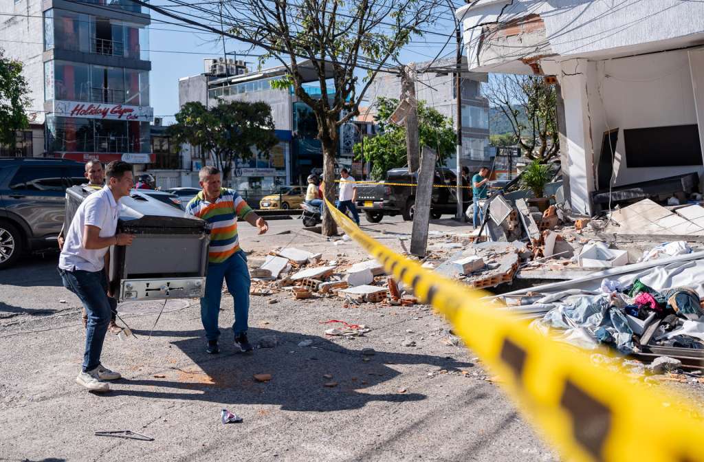 AME7878. PEREIRA (COLOMBIA), 10/08/2026.- Personas retiran una nevera de una vivienda afectada luego de un terremoto de magnitud 7,4 este lunes, en Pereira (Colombia). "Desde hoy a la seis de la tarde hemos decretado toque de queda hasta las cinco de la mañana para proteger el comercio de la ciudad. Este toque de queda será en el centro de Pereira, en la Comuna Universidad y en el subcentro Cuba", manifestó el alcalde de Pereira, Mauricio Salazar. EFE/ Leonardo Castañeda