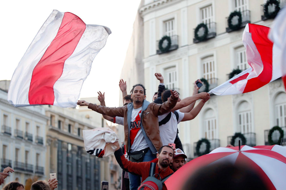 Exhibiendo banderas y camisetas del equipo, los fanáticos de River Plate se tomaron algunas calles de Madrid. / EFE