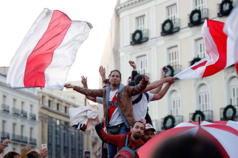 Pólvora y cánticos, los hinchas de River tiñeron de rojo y blanco a Madrid