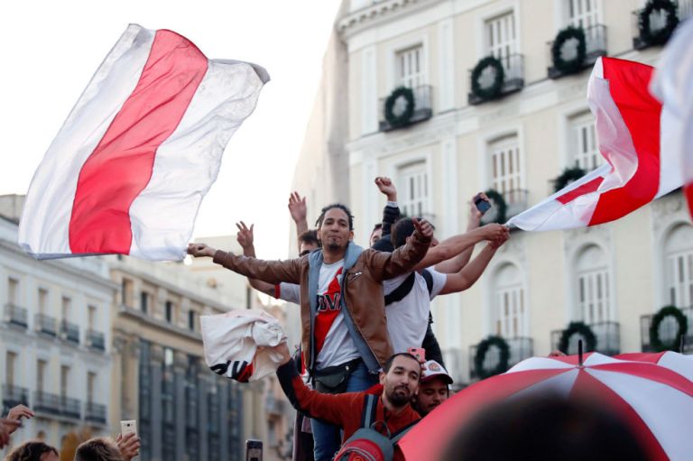 Pólvora y cánticos, los hinchas de River tiñeron de rojo y blanco a Madrid