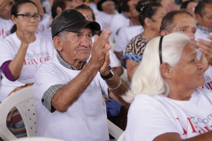 Personas de la tercera edad.