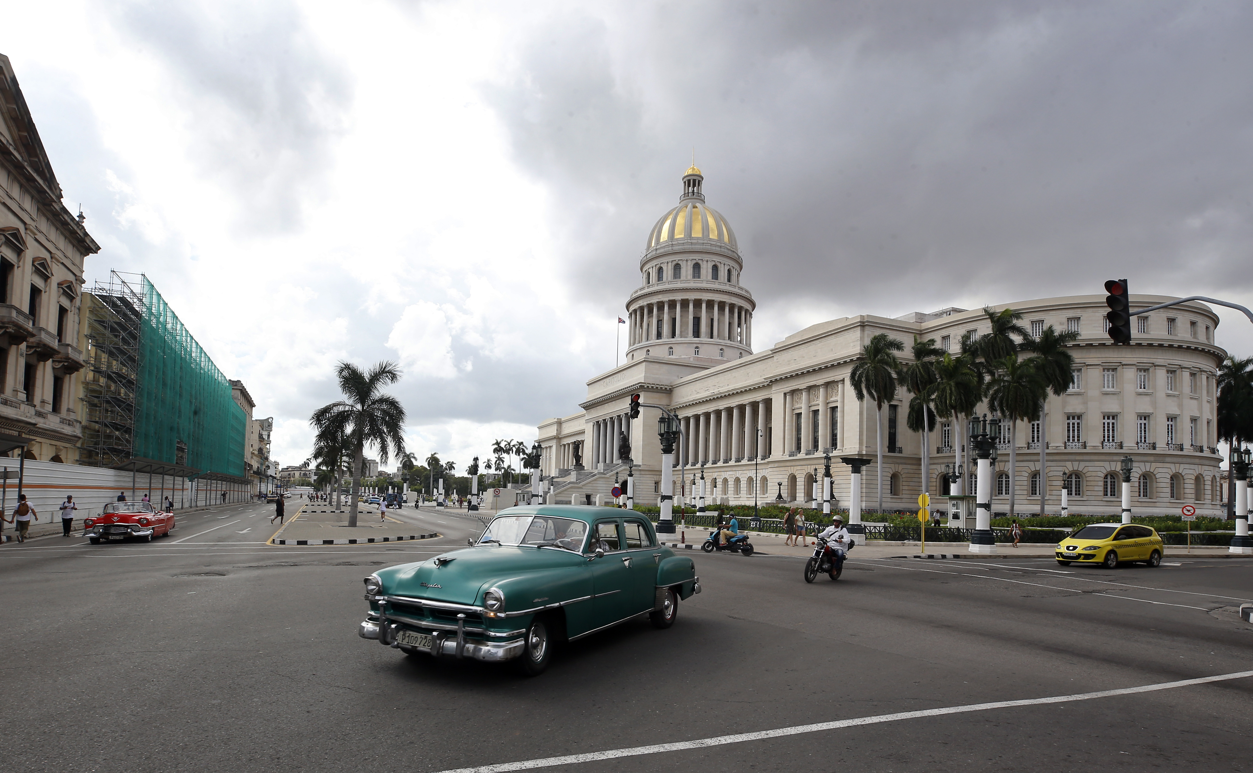 AME2787. LA HABANA (CUBA), 31/10/2023.- Fotografía de un auto clásico mientras cruza frente al Capitolio cubano hoy, en La Habana (Cuba). EFE/ Ernesto Mastrascusa