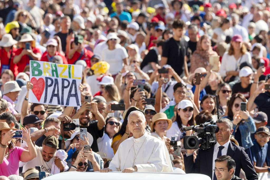 VATICAN CITY (Vatican City State (Holy See)), 06/09/2025.- Pope Leo XIV greets faithful as he attends the Jubilee audience in Saint Peter’s Square at the Vatican, 06 September 2025. (Papa) EFE/EPA/MASSIMO PERCOSSI