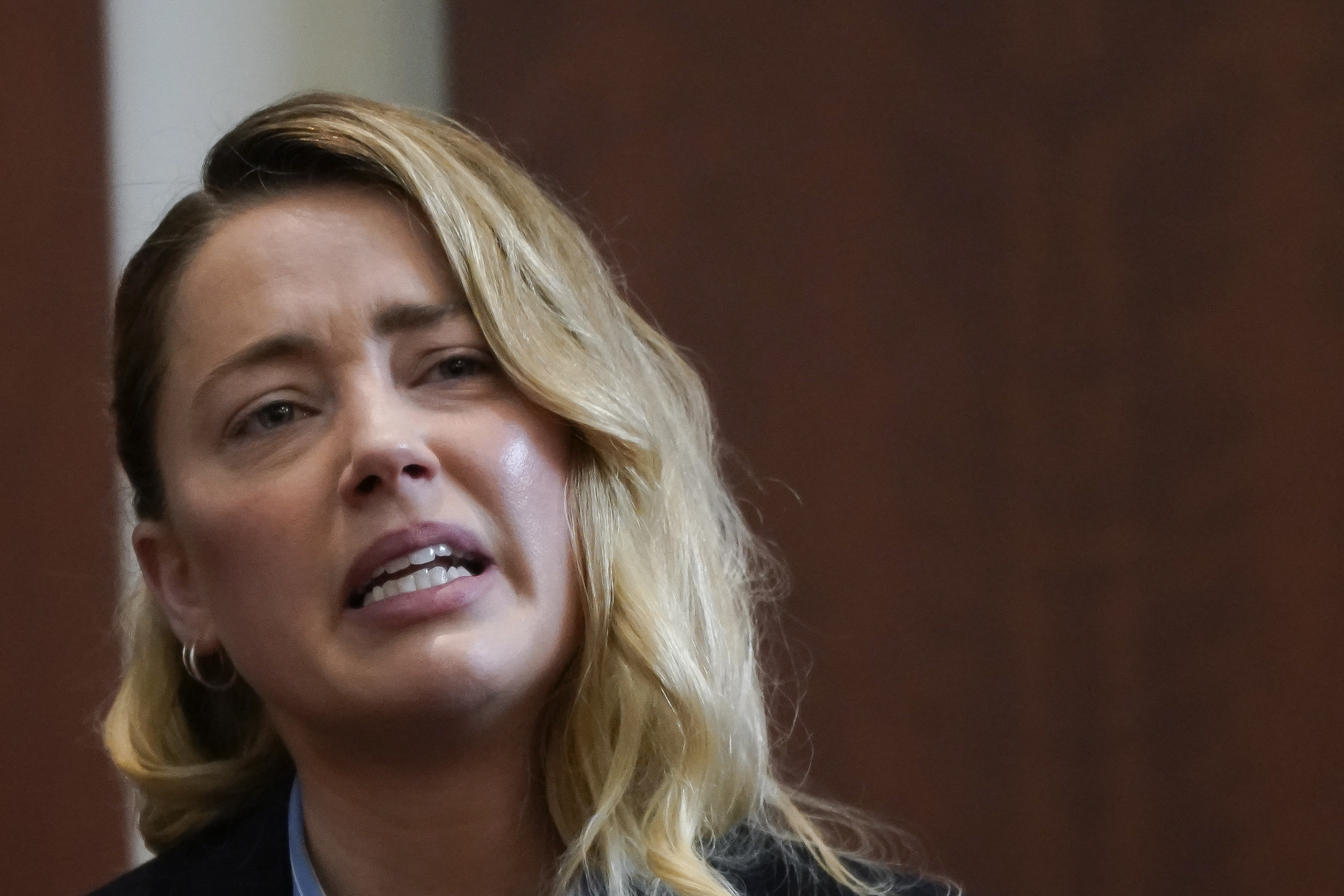 Fairfax (United States), 04/05/2022.- Actress Amber Heard testifies about the first time her ex-husband, actor Johnny Depp hit her, during the Depp v Heard defamation case at Fairfax County Circuit Court, in Fairfax, Virginia, USA, 04 May 2022. Johnny Depp's 50 million US dollars defamation lawsuit against Amber Heard that started on 10 April is expected to last five or six weeks. (Estados Unidos) EFE/EPA/ELIZABETH FRANTZ / POOL