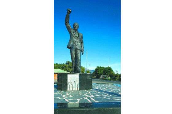 Una estatua de Mandela frente a la prisión de Drakenstei era escenario constante de mensajes para el líder sudafricano, quien en los últimos meses sufrió graves problemas de salud.