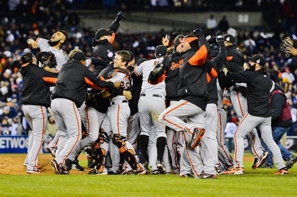 Jugadores de los Gigantes celebran eufóricos el título que conquistaron de la Serie Mundial de Béisbol.