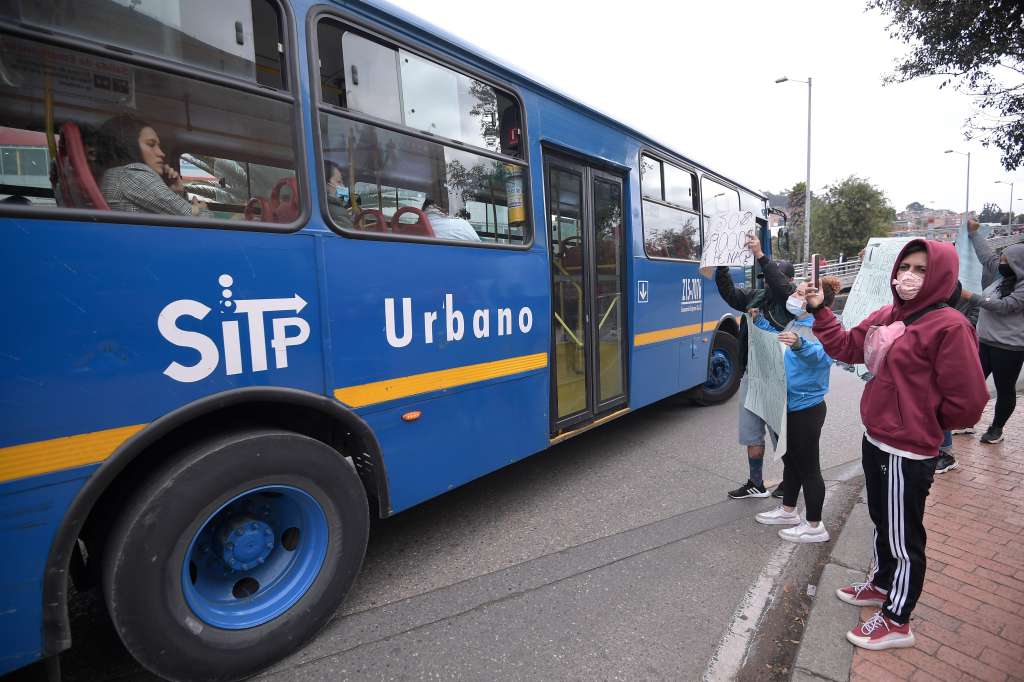 Algunos ciudadanos protestaron de forma pacífica y sin afectar la movilidad en algunos puntos de Bogotá, debido al alza en las tarifas de Transmilenio y el Sitp; La policía y el Esmad quienes custodiaban algunas estaciones y portales del sistema, realizaron detenciones arbitrarias contra los protestantes.