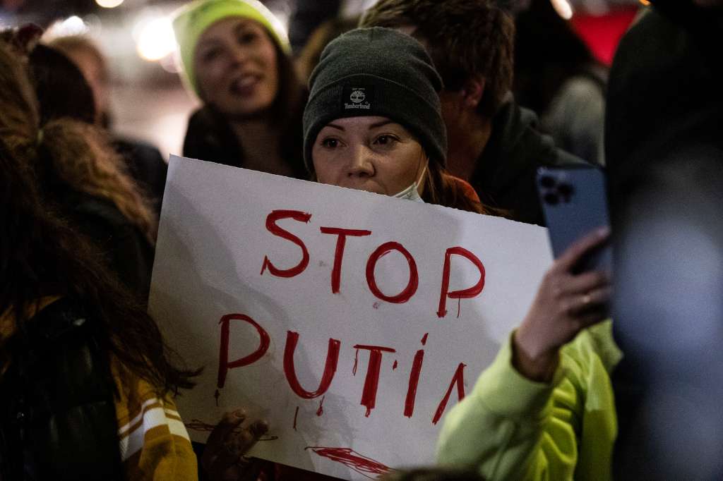 Los Angeles (United States), 25/02/2022.- A protester holds a poster reading 'Stop Putin' as members of the Russian community gather to demonstrate in opposition to the Russian invasion of Ukraine next to the Andrei Sakharov Square in Studio City, California, USA, 24 February 2022. (Protestas, Rusia, Ucrania, Estados Unidos) EFE/EPA/ETIENNE LAURENT