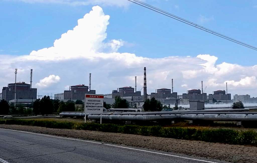 Enerhodar (Ukraine), 07/08/2022.- A still image taken a handout video provided by the Russian Defence Ministry's press service shows a general view of the Zaporizhzhia Nuclear Power Station (ZNPP) in Enerhodar, southeastern Ukraine, 07 August 2022. The administration of Russian-controlled Enerhodar said that Ukrainian forces "launched a strike using a 220-mm Uragan MLRS rocket" towards the ZNPP and that it had "managed to open up and release fragmentation submunitions" while approaching, whereas Ukrainian state-owned plant operator Energatom stated that the Russian forces on 06 August "fired rockets at the site of the Zaporizhzhya nuclear power plant and the city of Energodar" hitting next to the ZNPP's facility where spent nuclear fuel is stored. Zaporizhzhia NPP with six power units is the largest nuclear power plant in Europe and was seized by Russian forces early in March 2022. Russian troops on 24 February entered Ukrainian territory, starting an armed conflict that has provoked destruction and a humanitarian crisis. (Incendio, Abierto, Rusia, Ucrania) EFE/EPA/RUSSIAN EMERGENCIES MINISTRY HANDOUT HANDOUT EDITORIAL USE ONLY/NO SALES