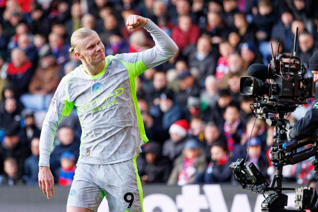 LONDON (United Kingdom), 14/12/2025.- Erling Haaland of Manchester City celebrates scoring the 0-1 goal during the English Premier League match between Crystal Palace FC and Manchester City, in London, Britain, 14 December 2025. (Reino Unido, Londres) EFE/EPA/TOLGA AKMEN EDITORIAL USE ONLY. No use with unauthorized audio, video, data, fixture lists, club/league logos, 'live' services or NFTs. Online in-match use limited to 120 images, no video emulation. No use in betting, games or single club/league/player publications.
