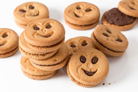 Una joven hace galletas con cenizas de su abuelo y las comparte en la escuela