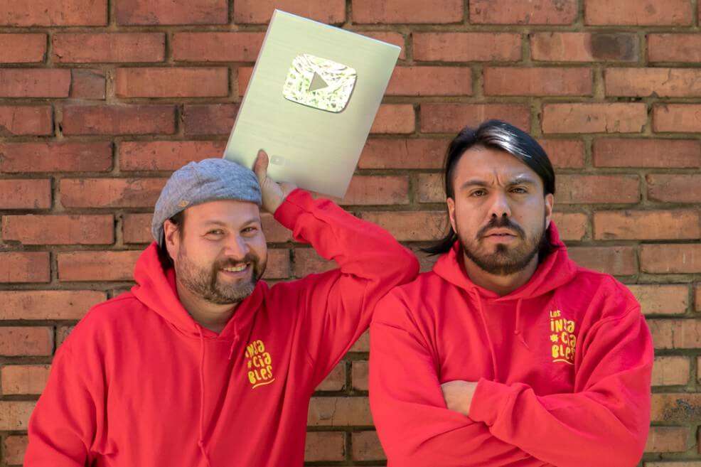 Antonio Rodríguez y Jao Bonilla, quien los acompaña desde 2019, posan con la placa que otorga YouTube. / Cortesía.