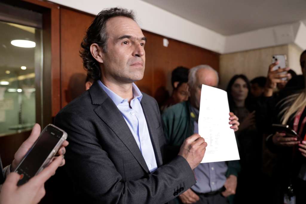 AME4206. BOGOTÁ (COLOMBIA), 05/06/2023.- El excandidato a la presidencia Federico Gutiérrez, habla hoy durante una rueda de prensa frente a la Comisión de Acusaciones de la Cámara de Representantes para presentar una denuncia contra el presidente de Colombia Gustavo Petro, por el presunto ingreso de dinero de dudosa procedencia a su campaña presidencial, en Bogotá (Colombia). El excandidato presidencial colombiano Federico "Fico" Gutiérrez pidió este lunes la renuncia del presidente Gustavo Petro después del escándalo por los audios en los que Armando Benedetti, exembajador en Venezuela, amenazó con revelar secretos de la pasada campaña presidencial. EFE/ Carlos Ortega