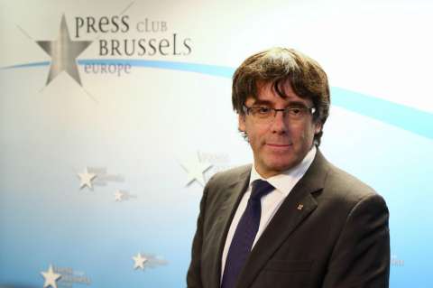 Puigdemont y su "exilio" divide y desconcierta a los catalanes