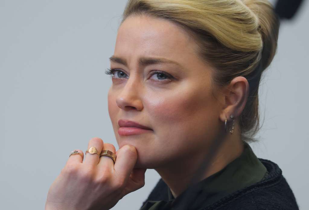 Fairfax (United States), 25/05/2022.- Actor Amber Heard listens to her ex-husband actor Johnny Depp's testimony during the Depp v Heard defamation trial at the Fairfax County Circuit Courthouse in Fairfax, Virginia, USA, 25 May 2022. Johnny Depp's 50 million US dollar defamation lawsuit against Amber Heard started on 10 April. (Estados Unidos) EFE/EPA/EVELYN HOCKSTEIN / POOL