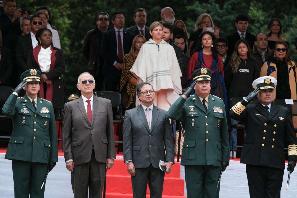 Gustavo Petro junto al ministro de Defensa, Iván Velásquez, en el Puente de Boyacá, este 7 de agosto.