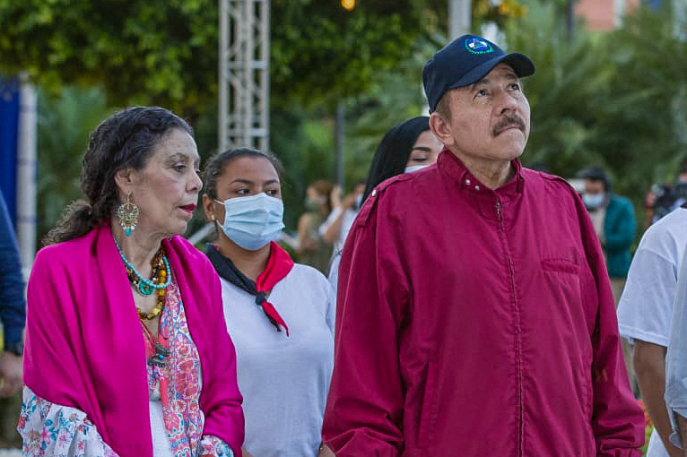 Ortega, un exguerrillero que ya había gobernado de 1979 a 1990, regresó al poder en 2007 con el izquierdista Frente Sandinista de Liberación Nacional (FSLN) y se mantiene allí tras dos reelecciones sucesivas. Tiene como vicepresidenta a su esposa, Rosario Murillo.