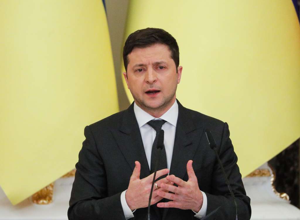 Kiev (Ukraine), 23/02/2022.- Ukrainian President Volodymyr Zelensky speaks during a joint press conference with President of Poland Andrzej Duda and President of Lithuania Gitanas Nauseda at the Mariinsky Palace in Kiev (Kyiv), Ukraine, 23 February 2022. Andrzej Duda and Gitanas Nauseda arrived in Ukraine with a working visit to meet with top Ukrainian officials amid escalation on the Ukraine-Russian border crisis. (Lituania, Polonia, Rusia, Ucrania) EFE/EPA/SERGEY DOLZHENKO