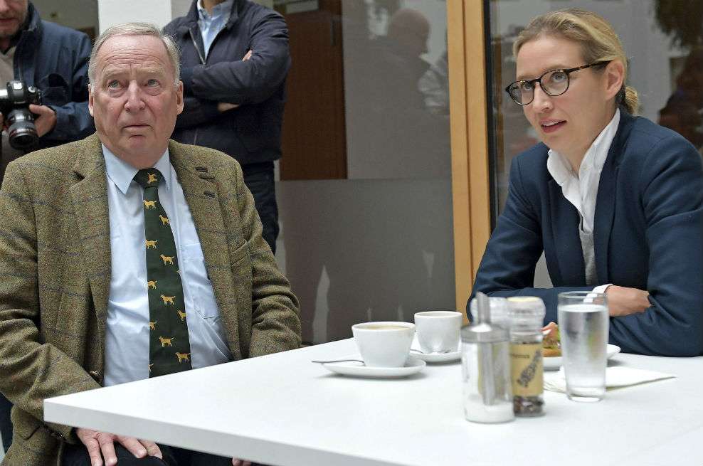 El candidato del partido ultraderechista Alternativa para Alemania (AfD) Alexander Gauland y la candidata Alice Weidel toman café antes de una rueda de prensa en Berlín (Alemania). / EFE, CLEMENS BILAN