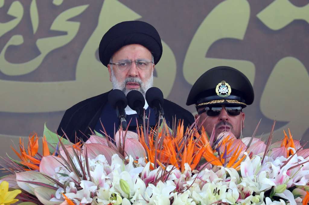 Tehran (Iran(islamic Republic Of)), 22/09/2023.- Iranian President Ebrahim Raisi delivers his speech during the annual military parade marking the Iraqi invasion in 1980, which led to an eight-year-long war (1980-1988), in Tehran, Iran, 22 September 2023. (Teherán) EFE/EPA/ABEDIN TAHERKENAREH