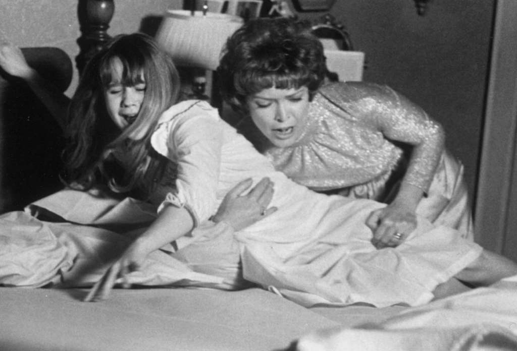 Linda Blair y Ellen Burstyn, durante una de las escenas de "El exorcista".