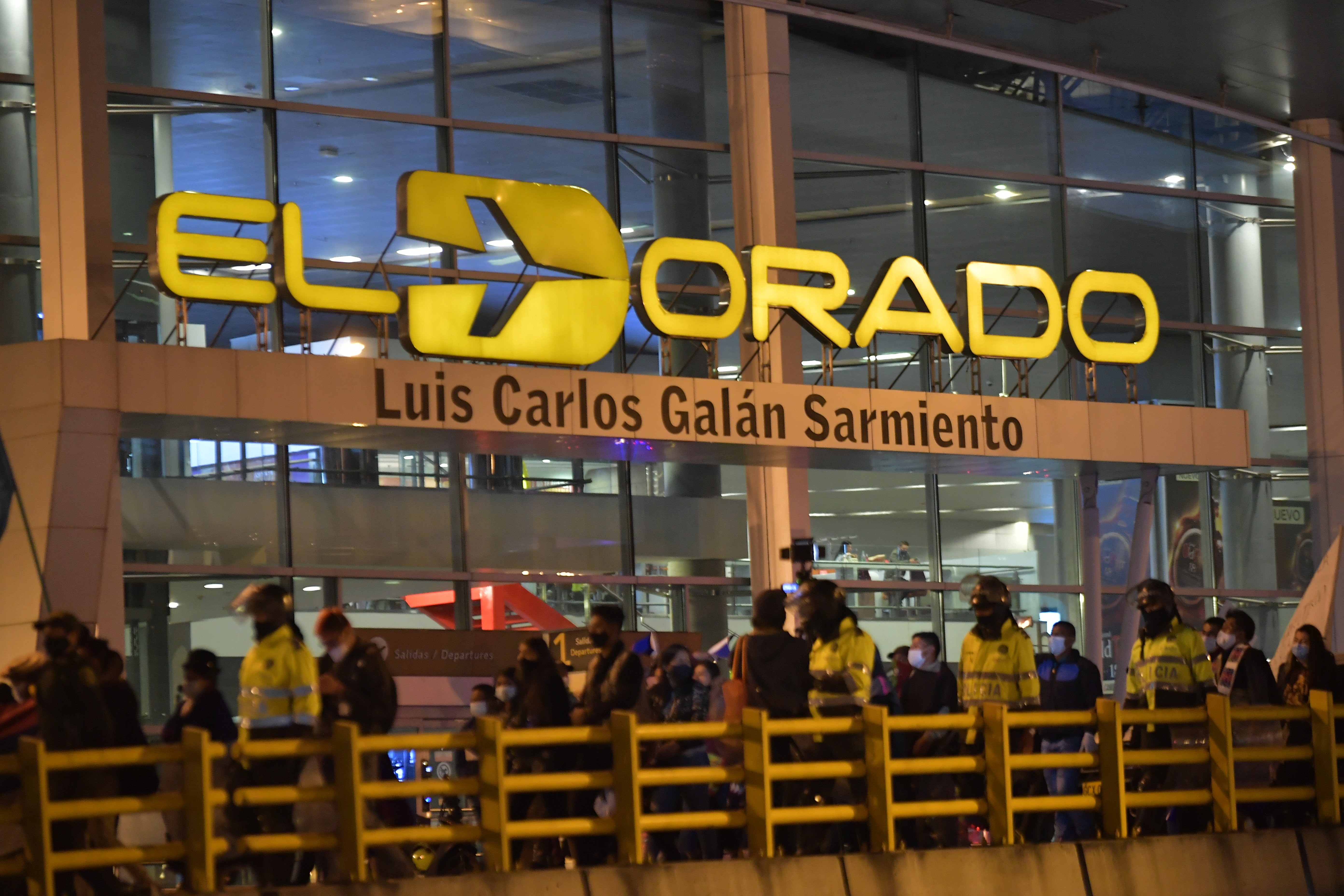 Protesta de alrededor de trecientos indígenas Misaks en el aeropuerto El Dorado de Bogotá