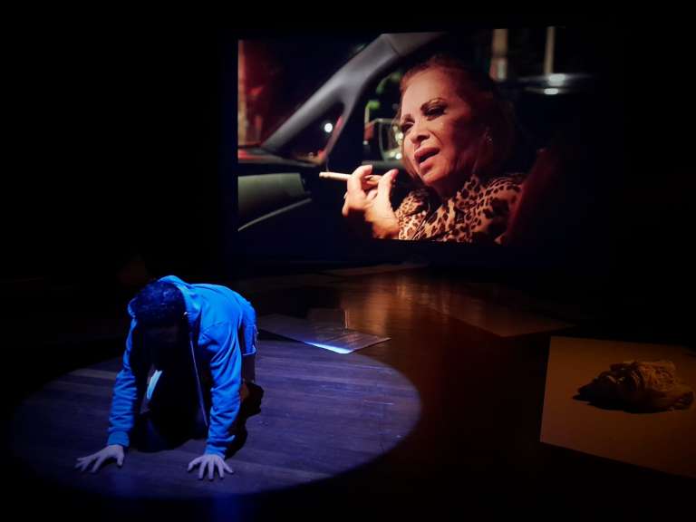 En el transcurso de “Driver”, Saúl, el protagonista, experimenta una transformación a nivel anímico que termina incidiendo en sus relaciones interpersonales.