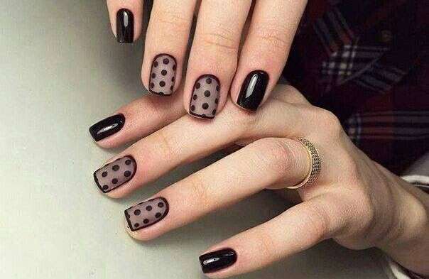 Las uñas con puntos son una forma sencilla de añadir un poco de interés a tus uñas sin ser demasiado llamativo.