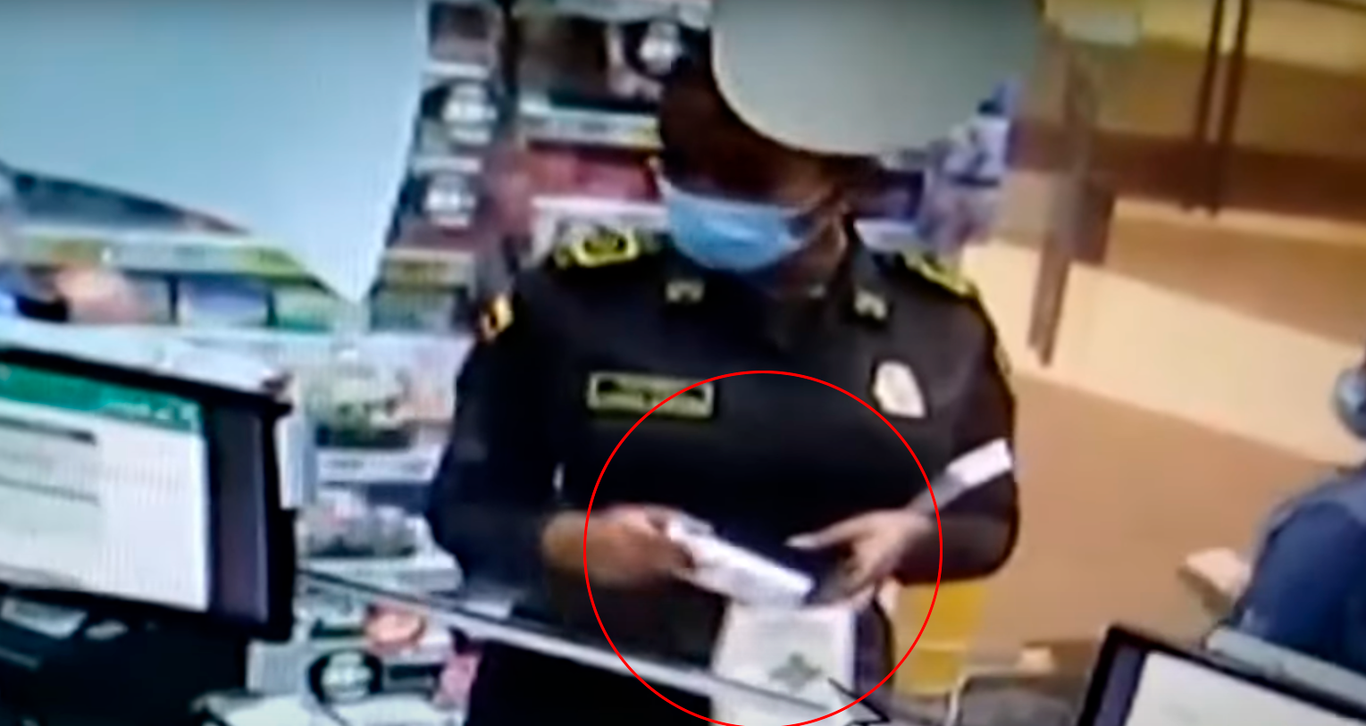 Patrullera es investigada por presunto hurto en comercio de Bogotá